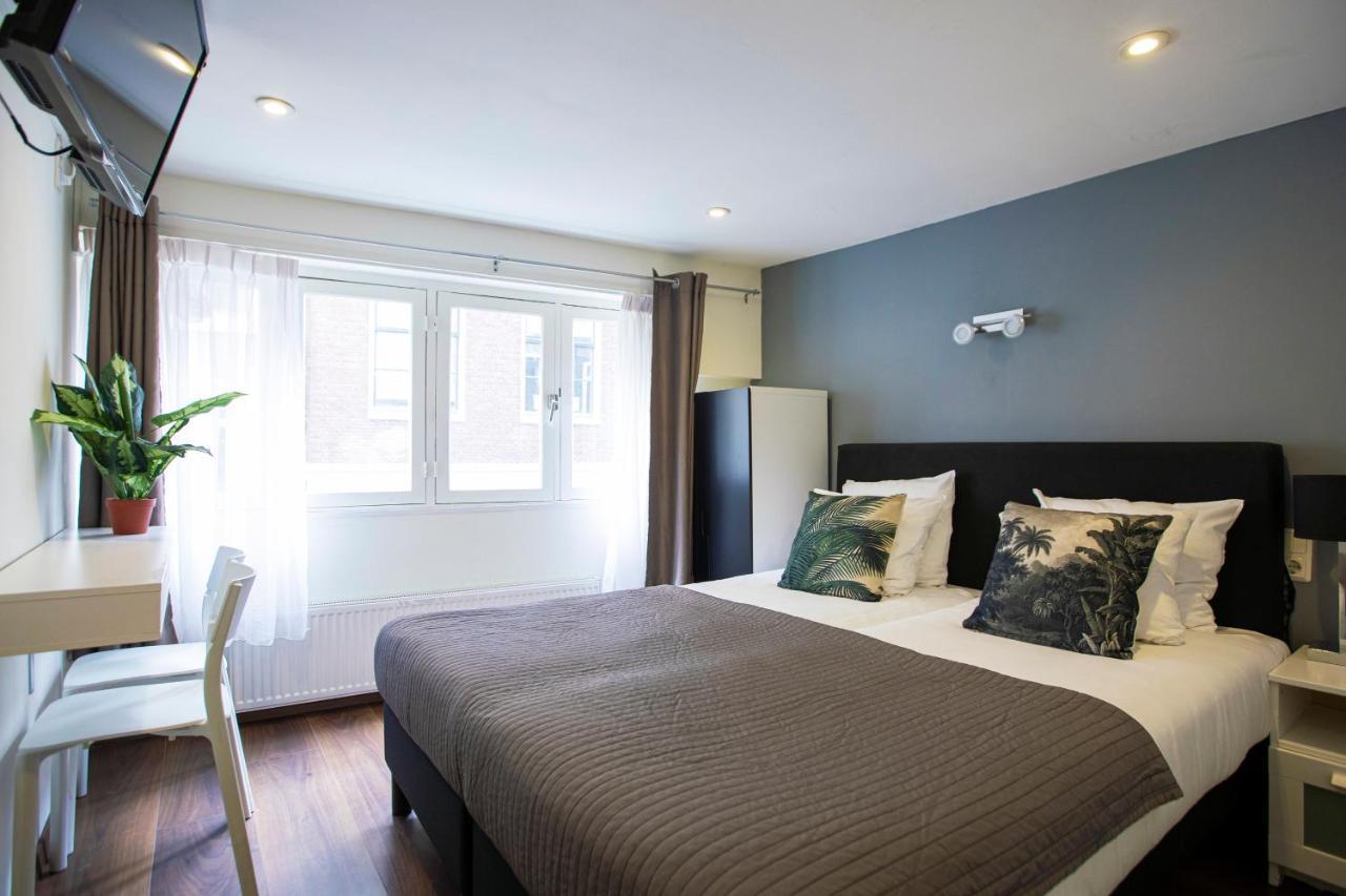 Tweepersoonskamer met 2 Aparte Bedden en Eigen Badkamer