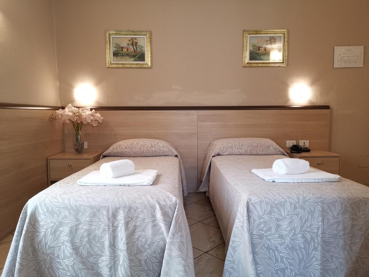 Tweepersoonskamer met 2 Aparte Bedden