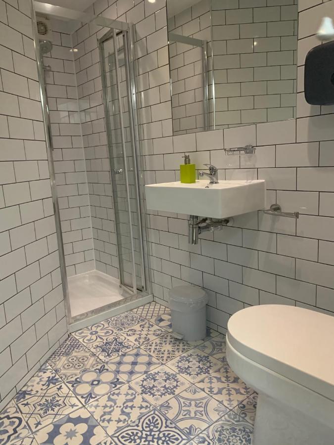 Vierpersoonskamer op de bovenste verdieping met gedeelde badkamer