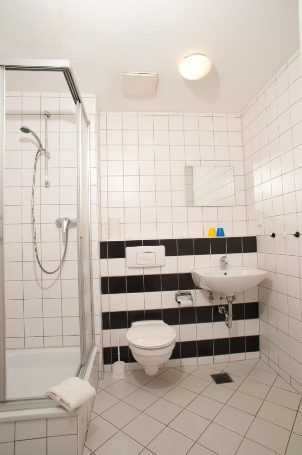 Tweepersoonskamer met 2 Aparte Bedden en Gedeelde Badkamer