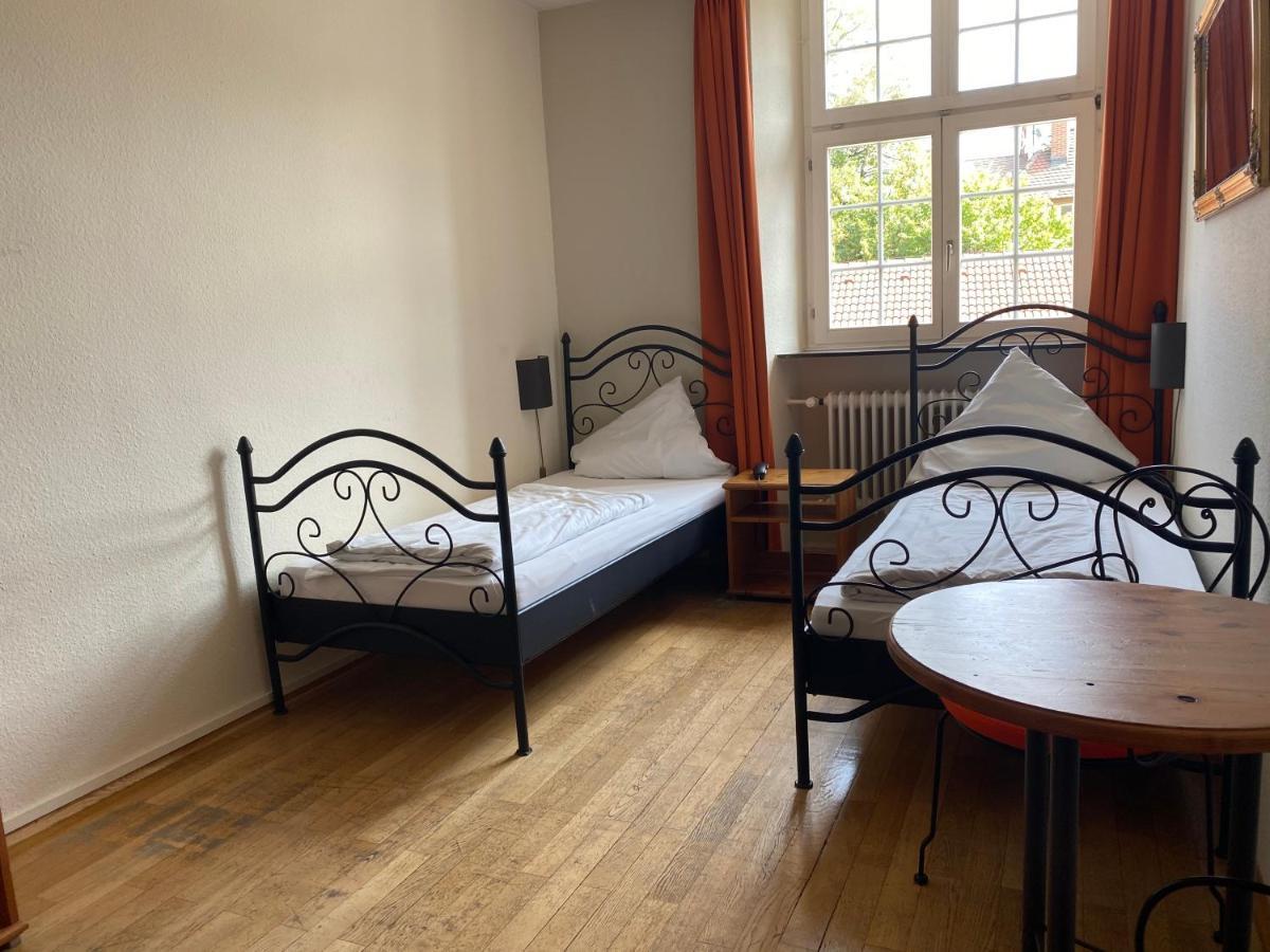 Tweepersoonskamer met 2 Aparte Bedden en Eigen Badkamer