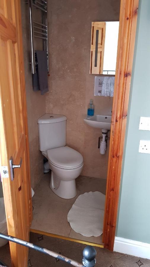 Tweepersoonskamer met 2 Aparte Bedden en Badkamer