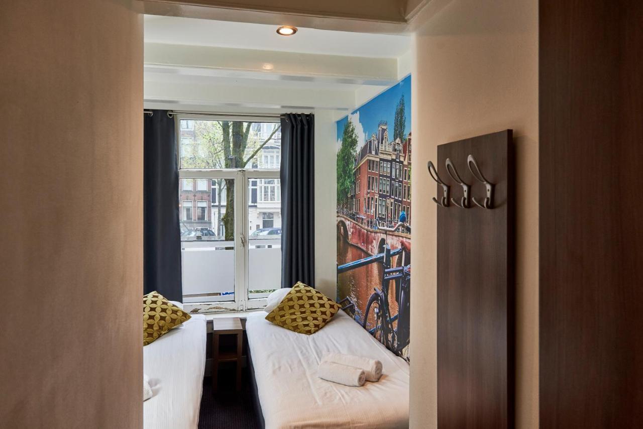 Basic Tweepersoonskamer met 2 Aparte Bedden en een Gedeelde Badkamer