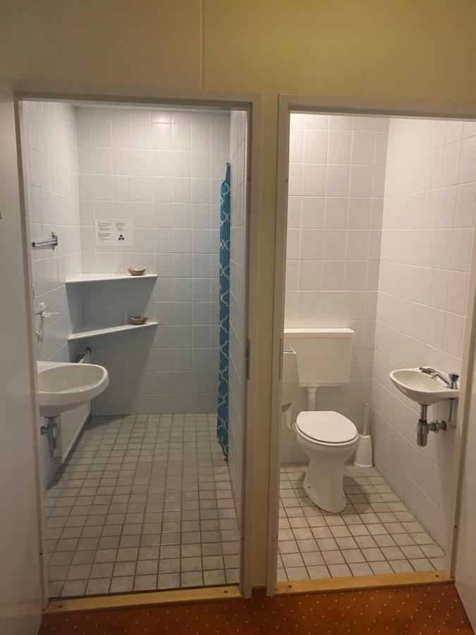 Standaard Tweepersoonskamer met 2 Aparte Bedden - Gedeelde Badkamer