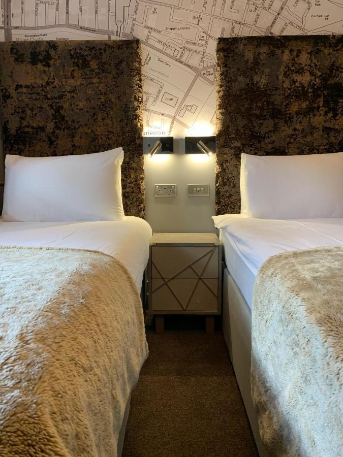 Tweepersoonskamer met 2 Aparte Bedden en Douche