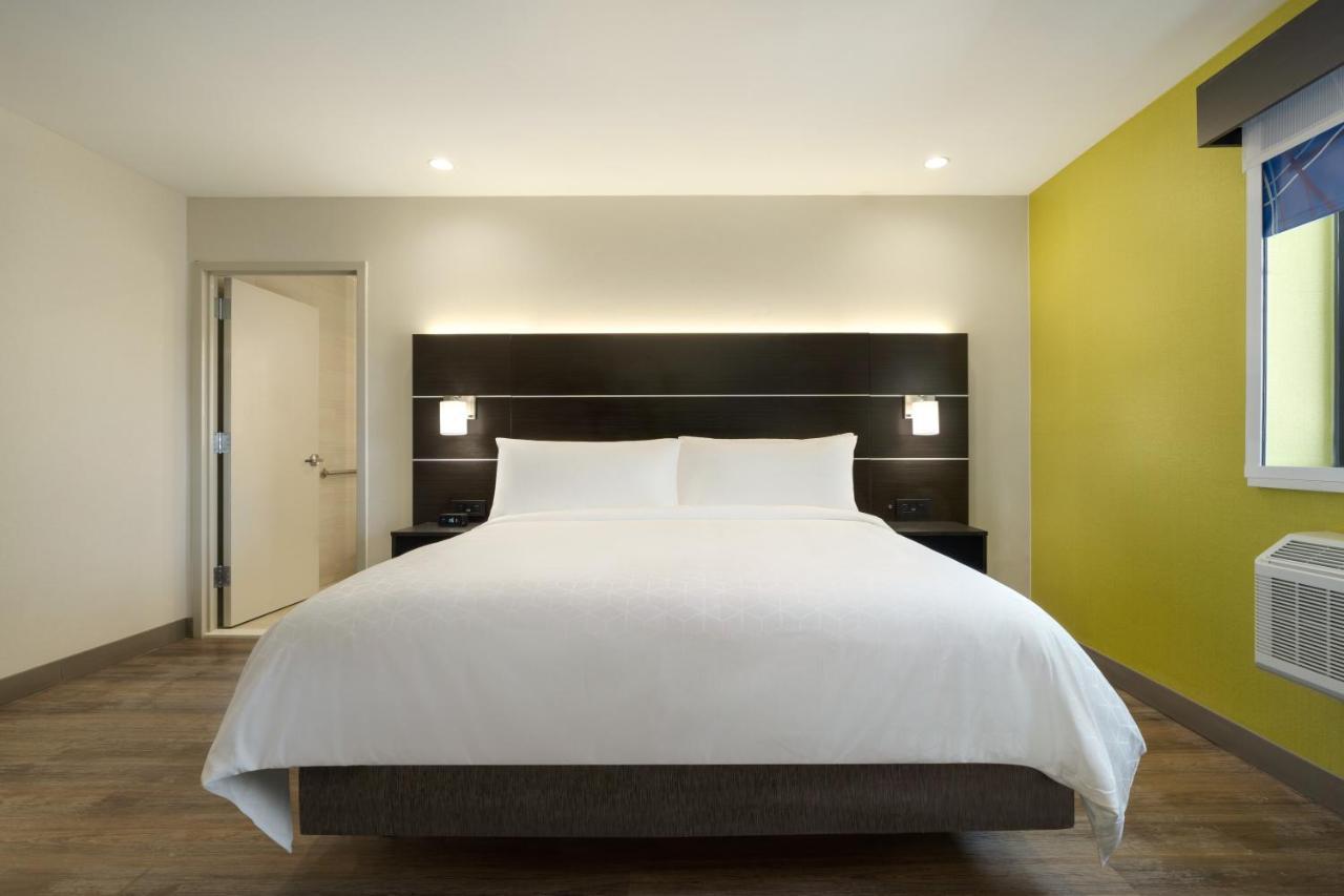 Deluxe Kamer met Kingsize Bed en Rolstoeltoegankelijke Douche voor Gasten met een Lichamelijke Beperking
