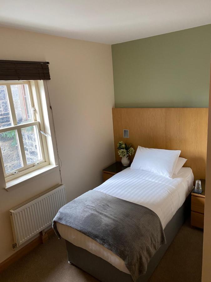 Tweepersoonskamer met 2 Aparte Bedden en Eigen Badkamer