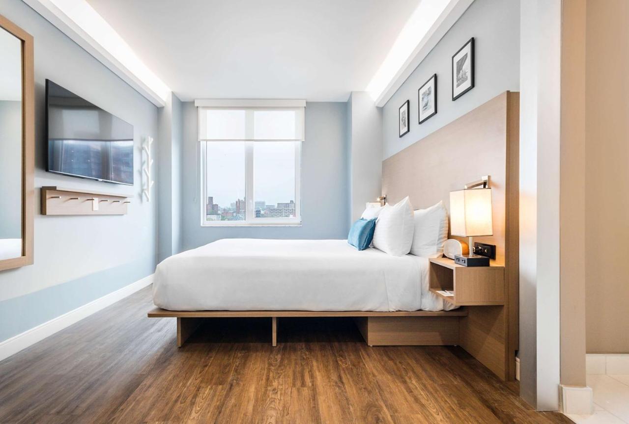 Deluxe Tweepersoonskamer met Queensize Bed en Rolstoeltoegankelijke Douche - Geschikt voor Personen met een Lichamelijke/Auditieve Beperking - Rookvrij