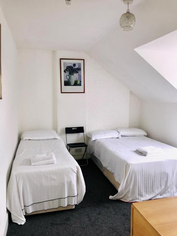 Budget Tweepersoonskamer met 2 Eenpersoonsbedden en Gedeelde Badkamer