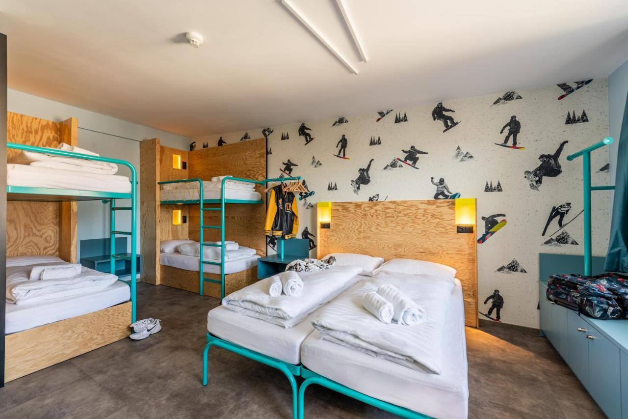 6-Bed Room
