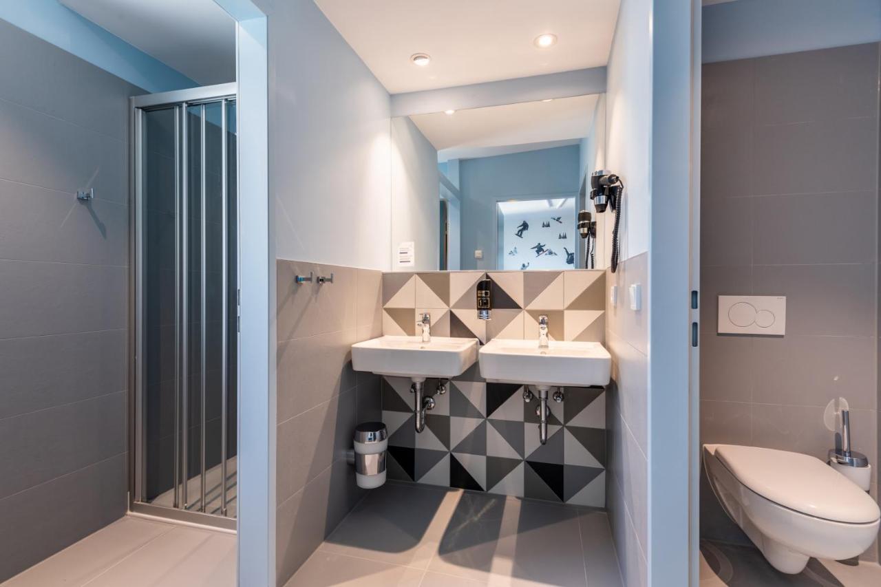 6-Bed Room