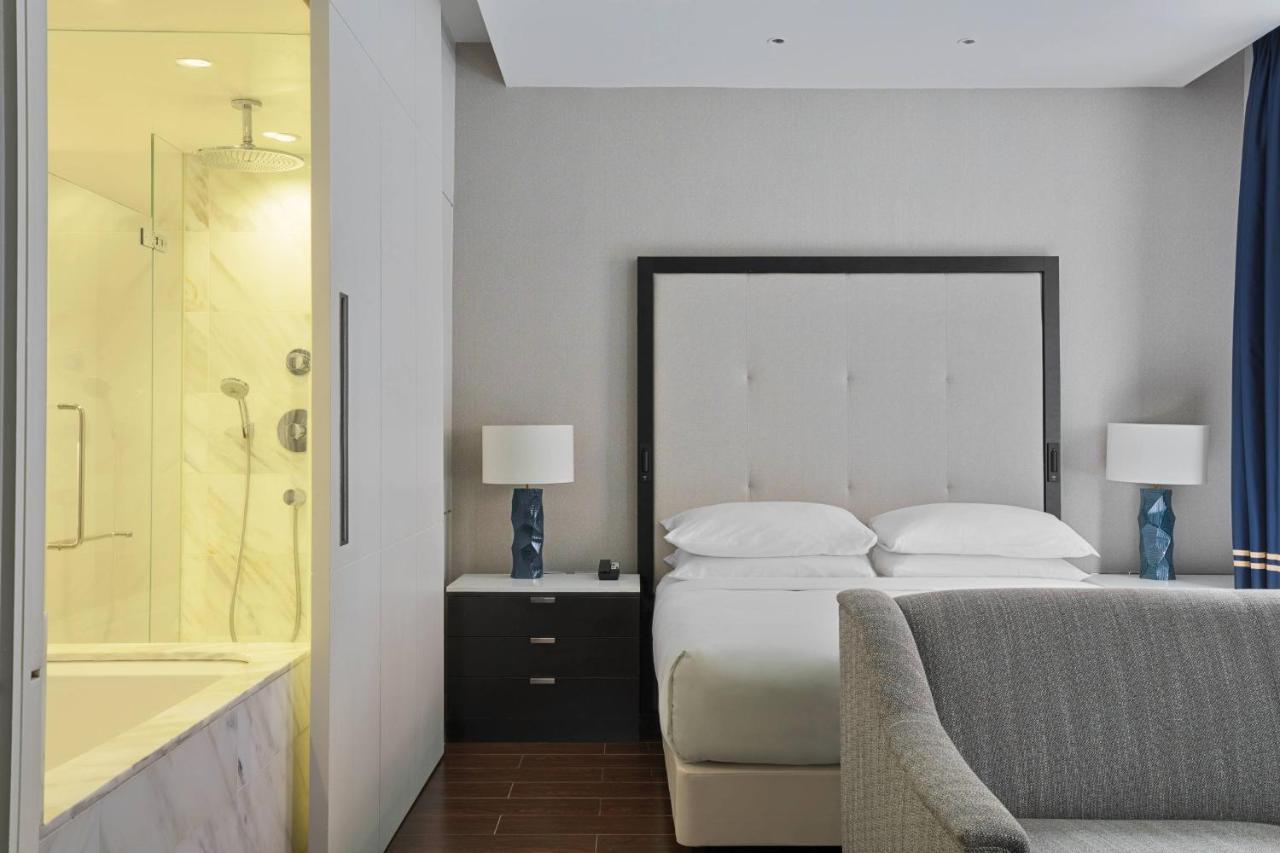 Junior King Suite with Balcony and M Club Lounge Access