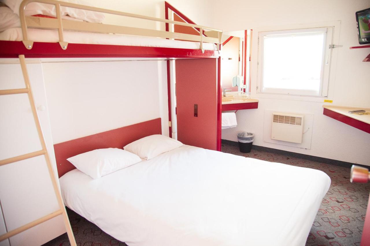 Driepersoonskamer met een Tweepersoonsbed en een Gedeelde Badkamer