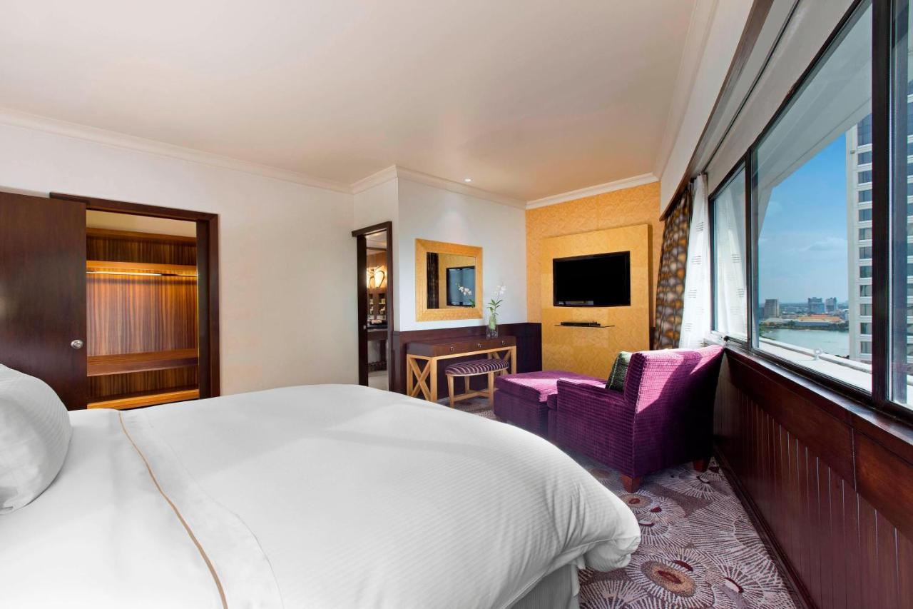 Presidential King Suite Club Lounge Access City View
