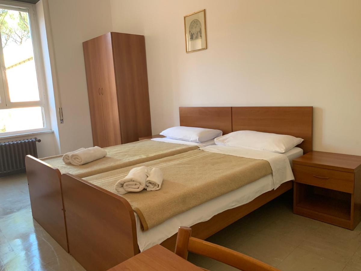 Tweepersoonskamer met 2 Aparte Bedden en Gedeelde Badkamer