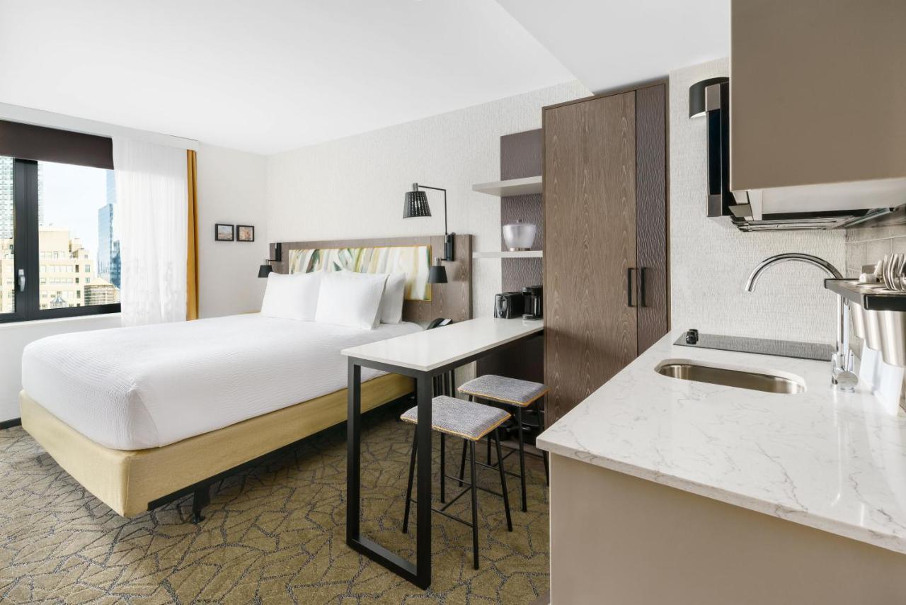 Studio met 1 Kingsize Bed, Complete Kitchenette en Uitzicht op de Stad