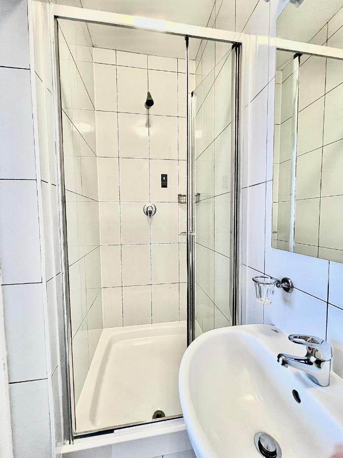 Vierpersoonskamer met eigen badkamer