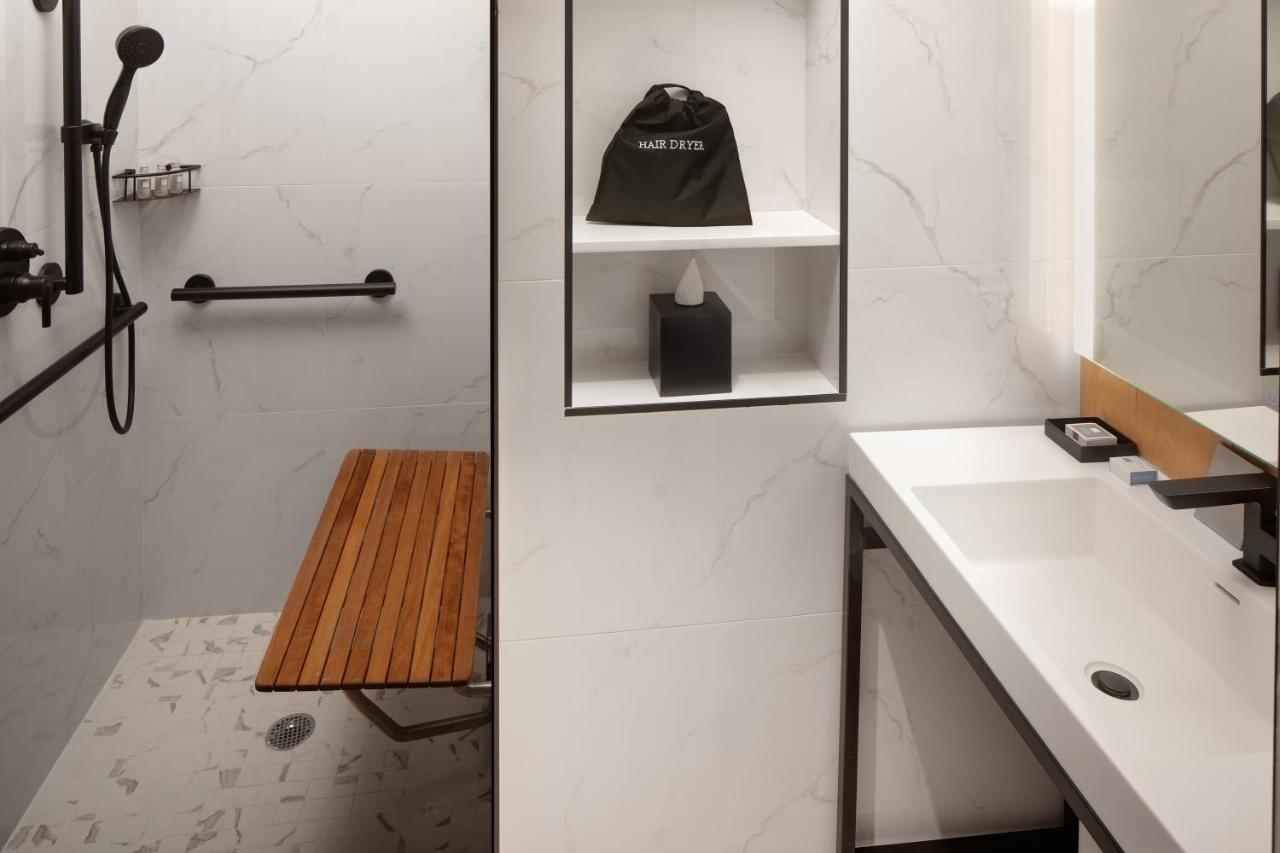 Tweepersoonskamer met Queensize bed en Rolstoeltoegankelijke Douche