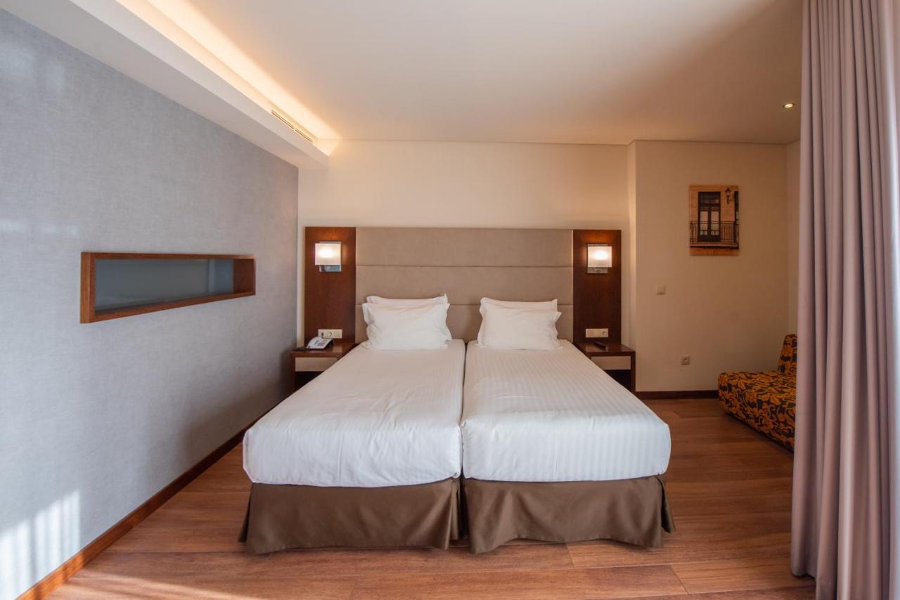 Tweepersoonskamer met 2 Aparte Bedden en een Extra Bed