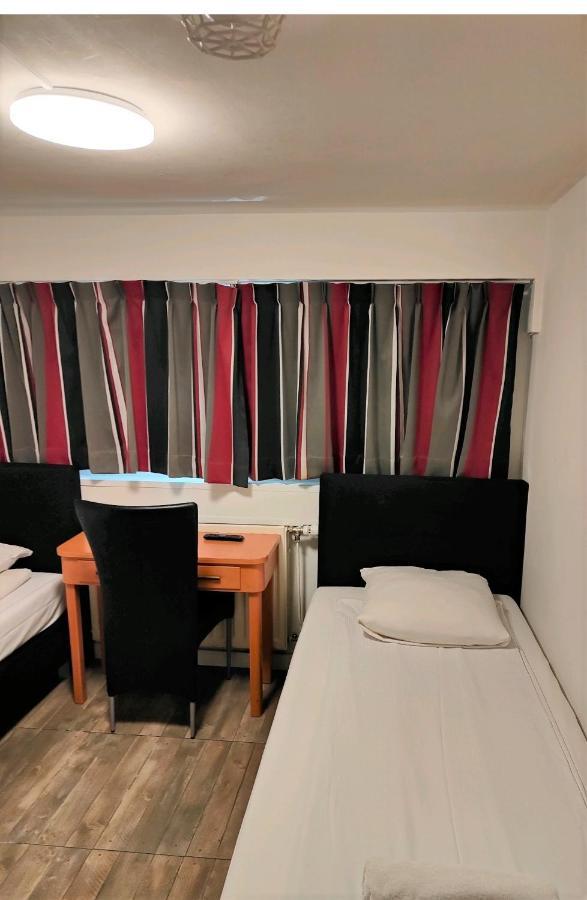 Standaard Tweepersoonskamer met 2 Aparte Bedden - Gedeelde Badkamer