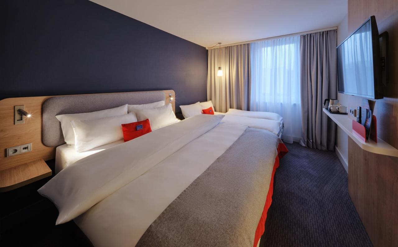Standaard Kamer met Queensize Bed en Eenpersoonsslaapbank