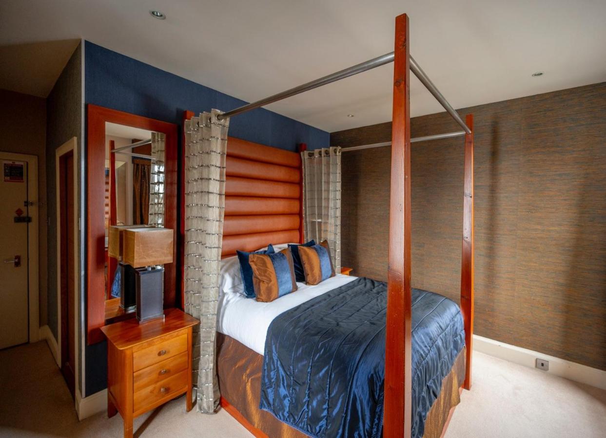 Double Room Four Poster Bed