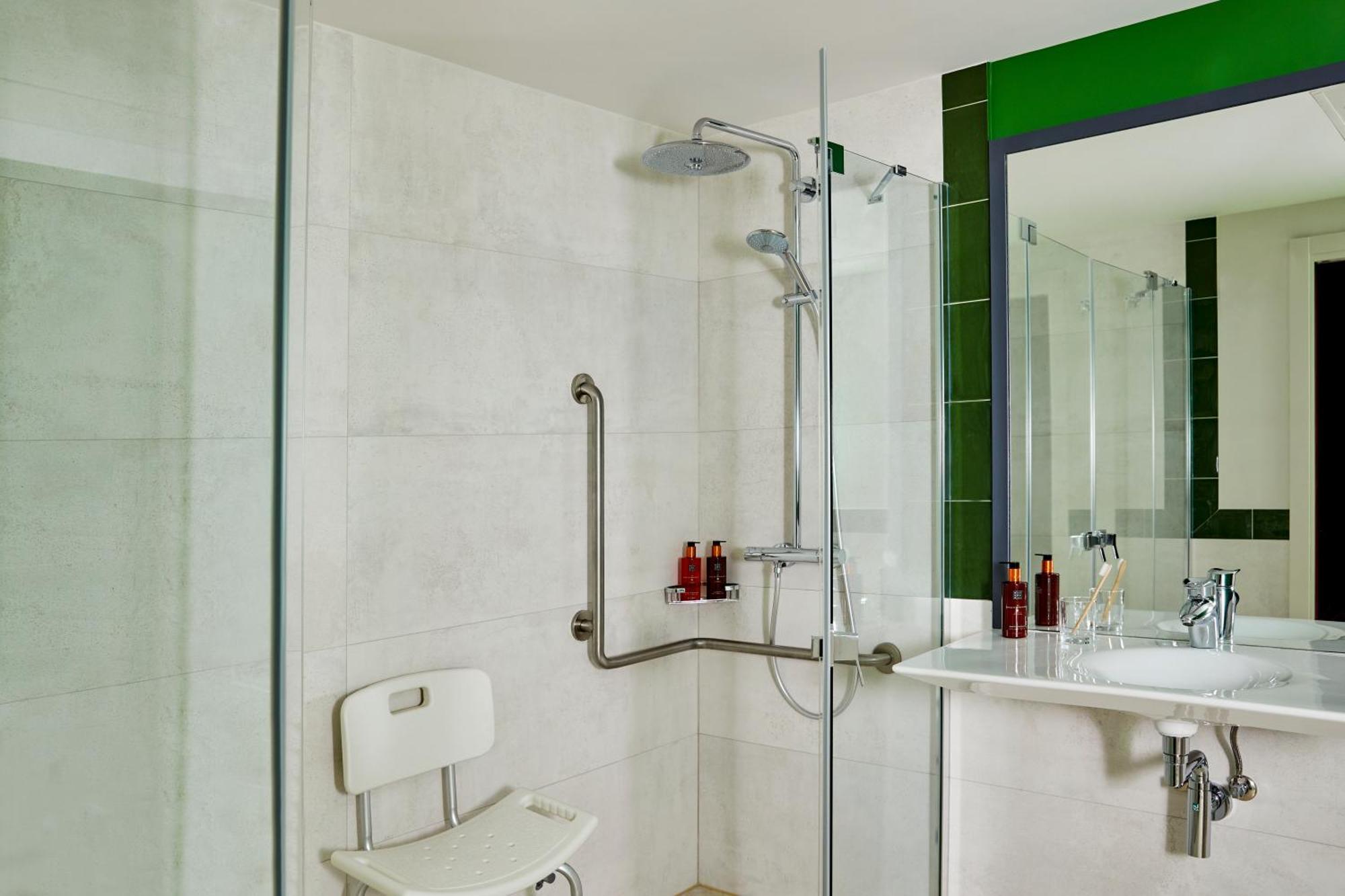 King Room Mobility Access or Roll Shower Non-Smoking