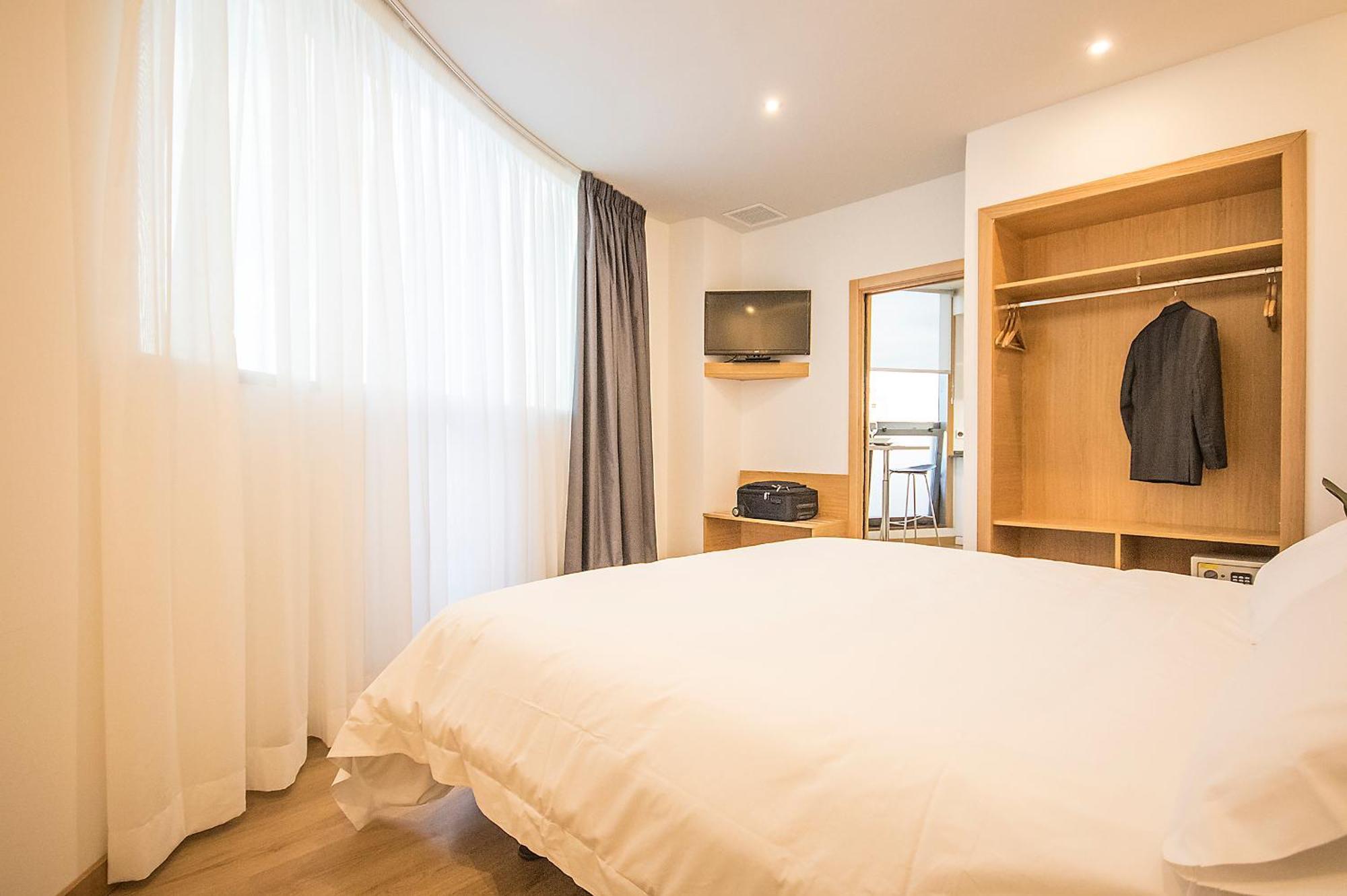 Luxury One-Bedroom Apartment