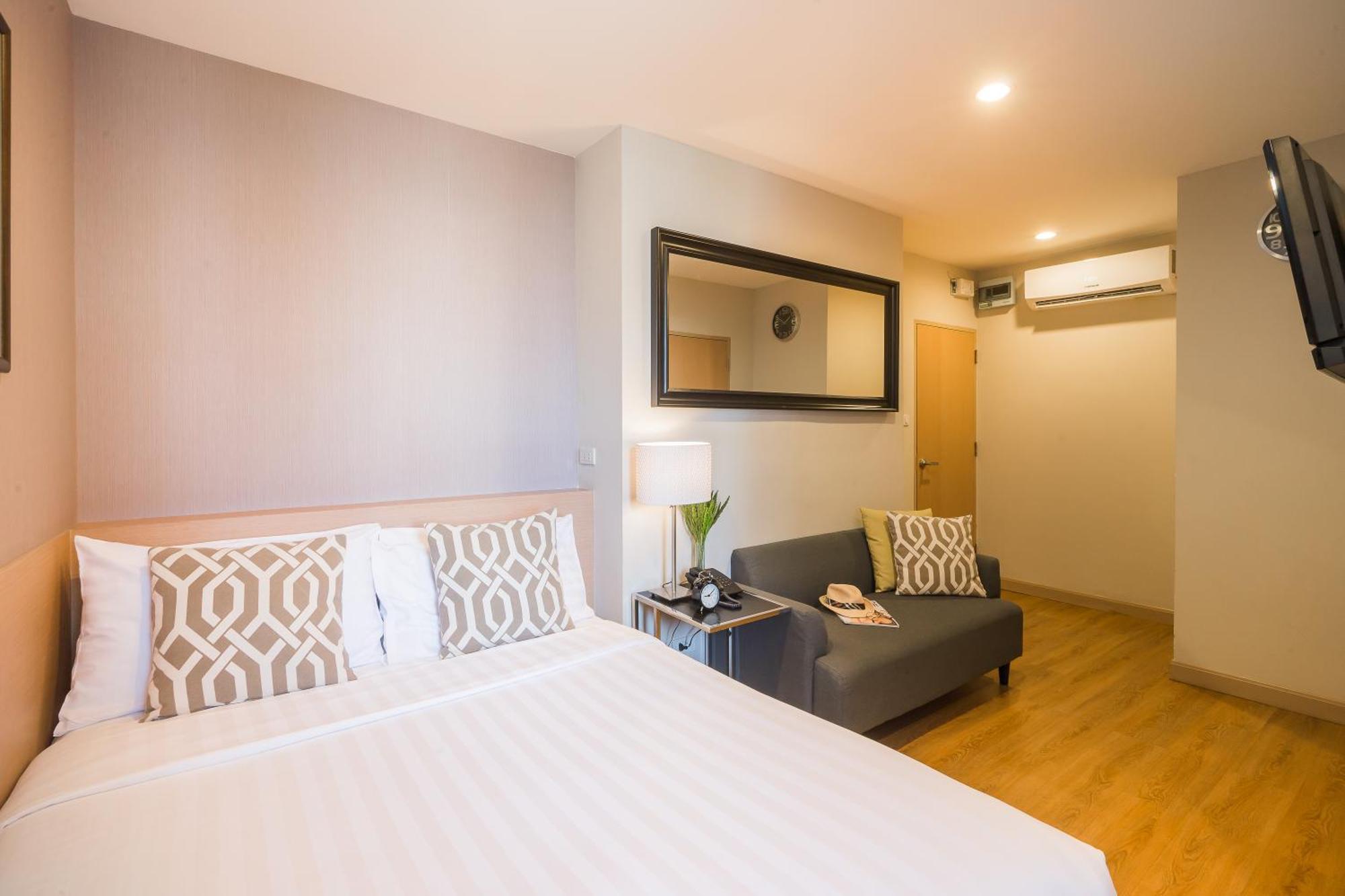 Economy Room One Queen Bed Non-Smoking