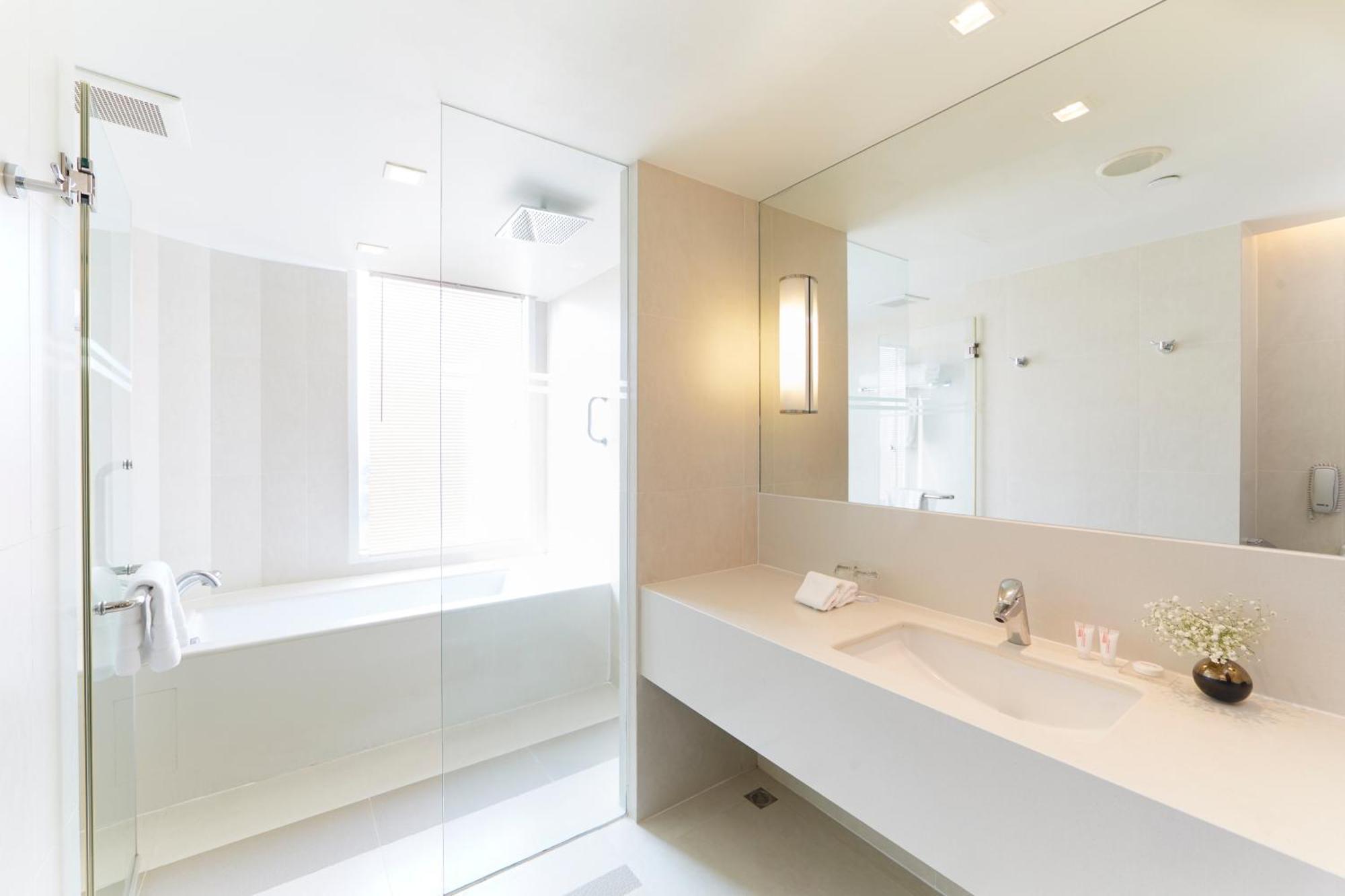 Premium One Bedroom Suite Lake View