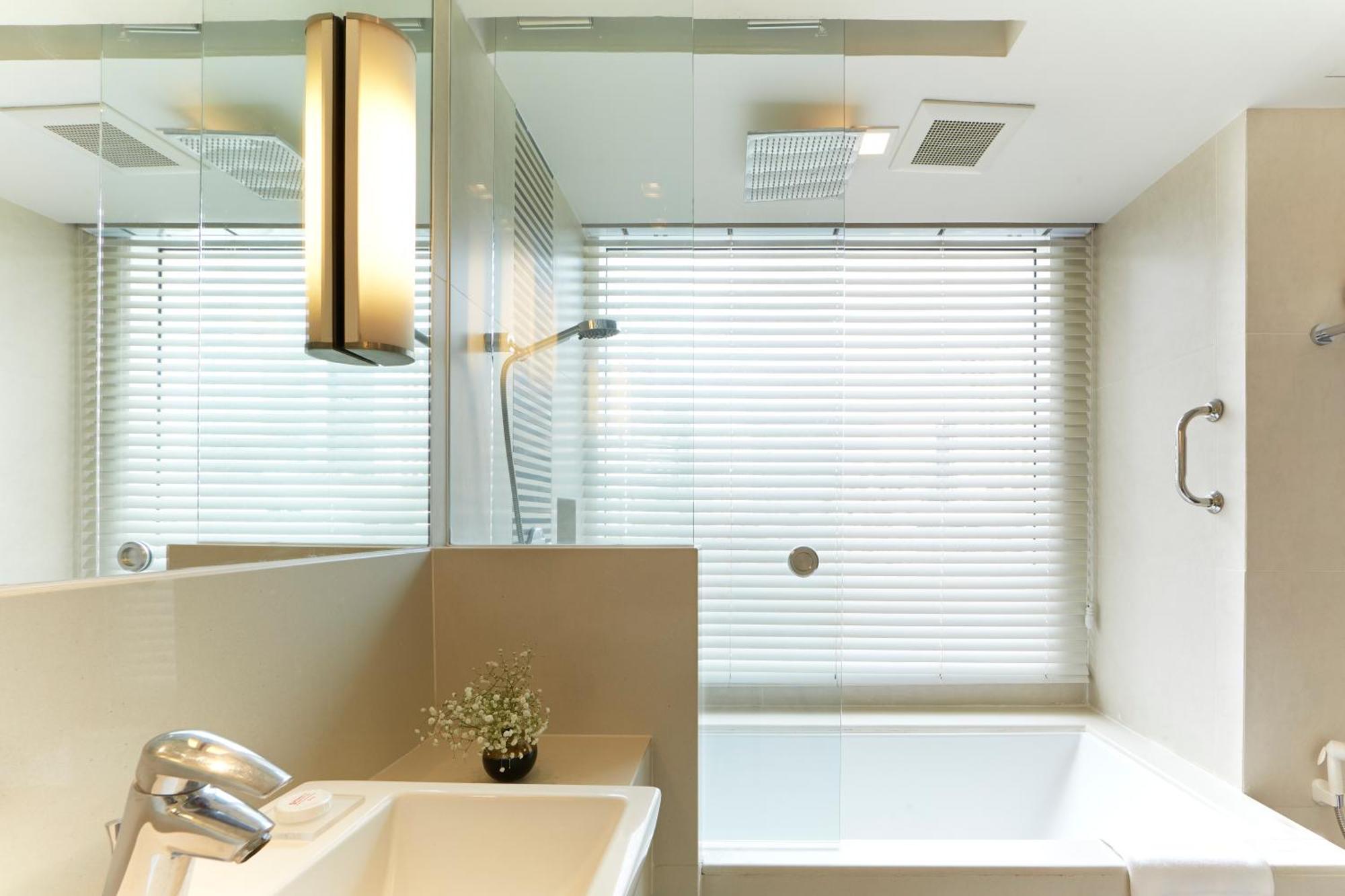 Deluxe One Bedroom Suite City View