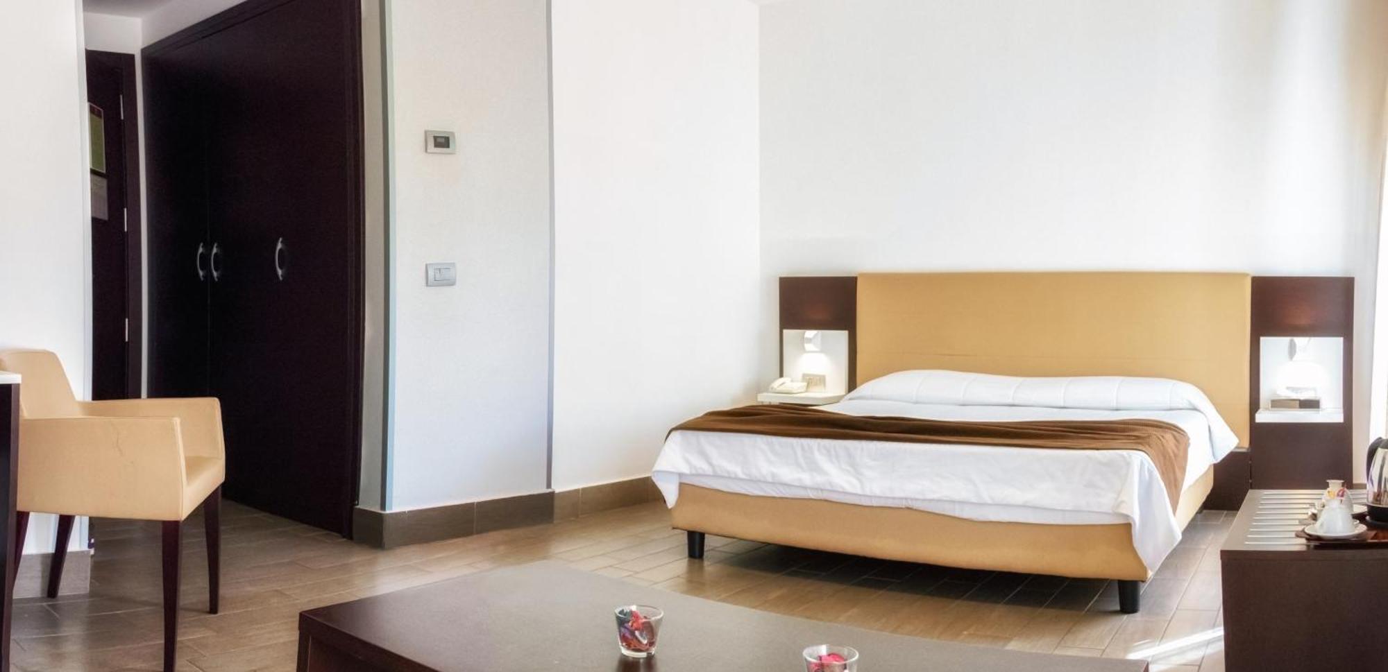 Deluxe Tweepersoonskamer met 1 of 2 Aparte Bedden en Toegang tot het Zwembad