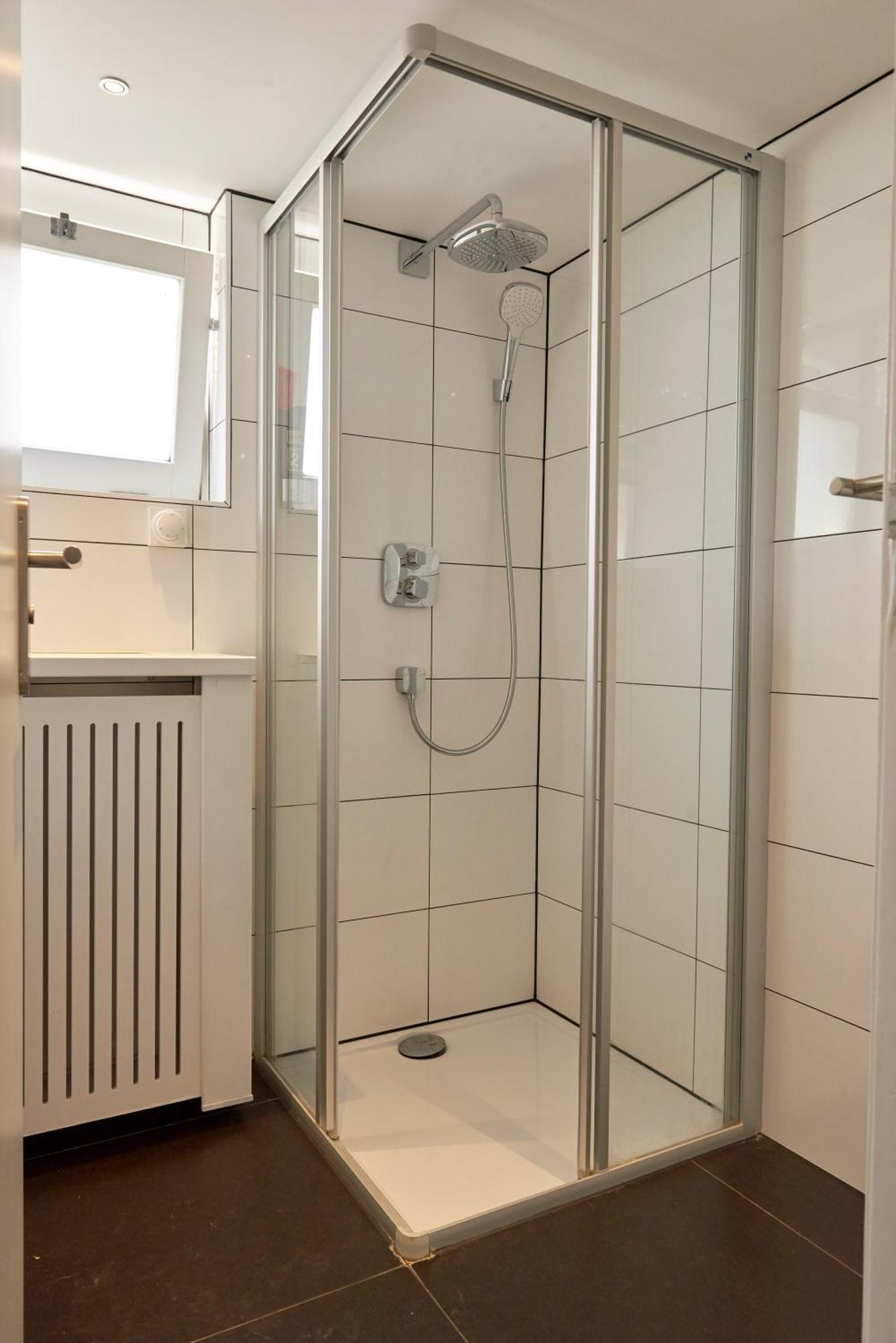 - Basic Eenpersoonskamer met Gedeelde Badkamer