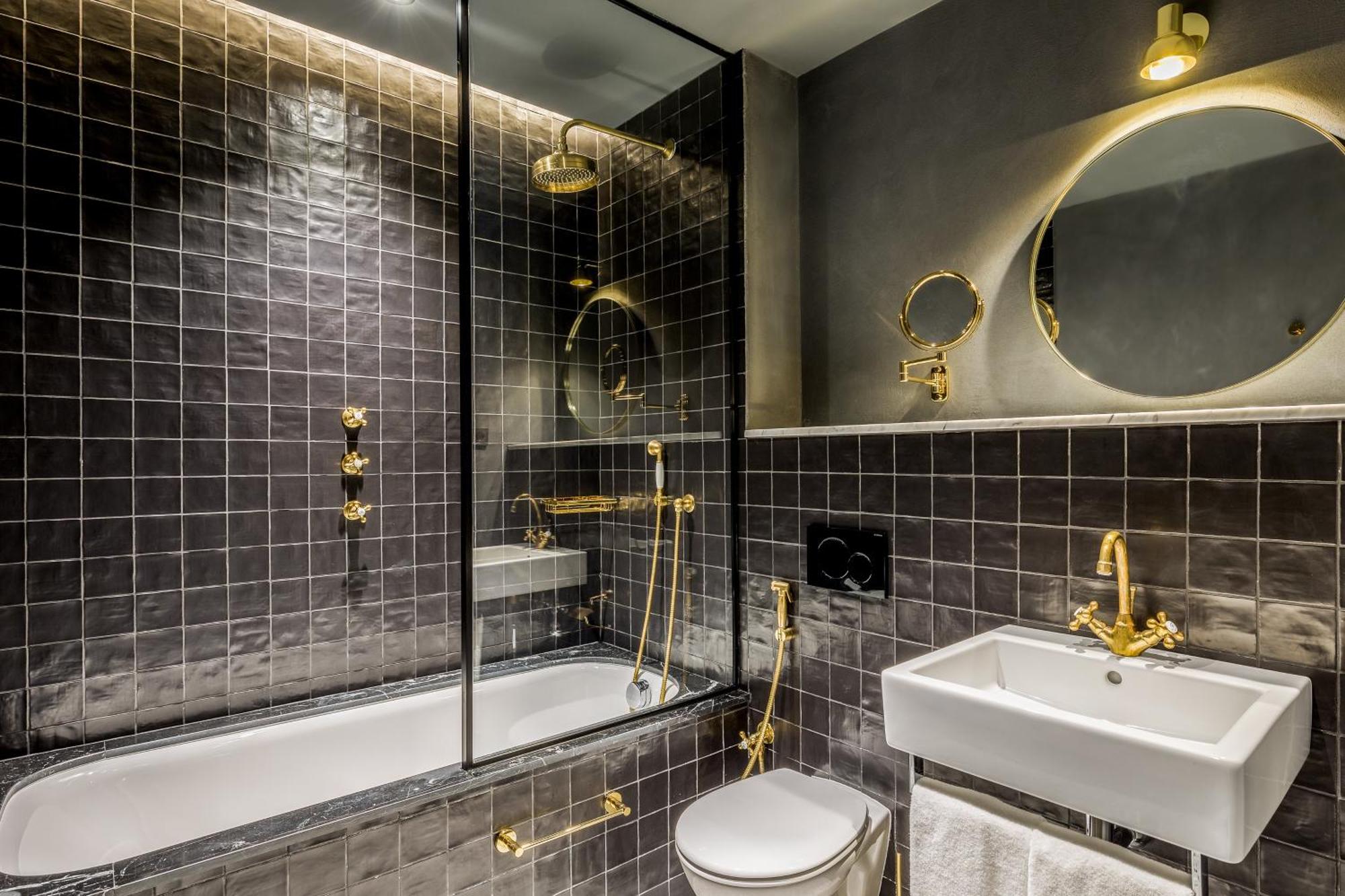 Tweepersoonskamer met basisinterieur