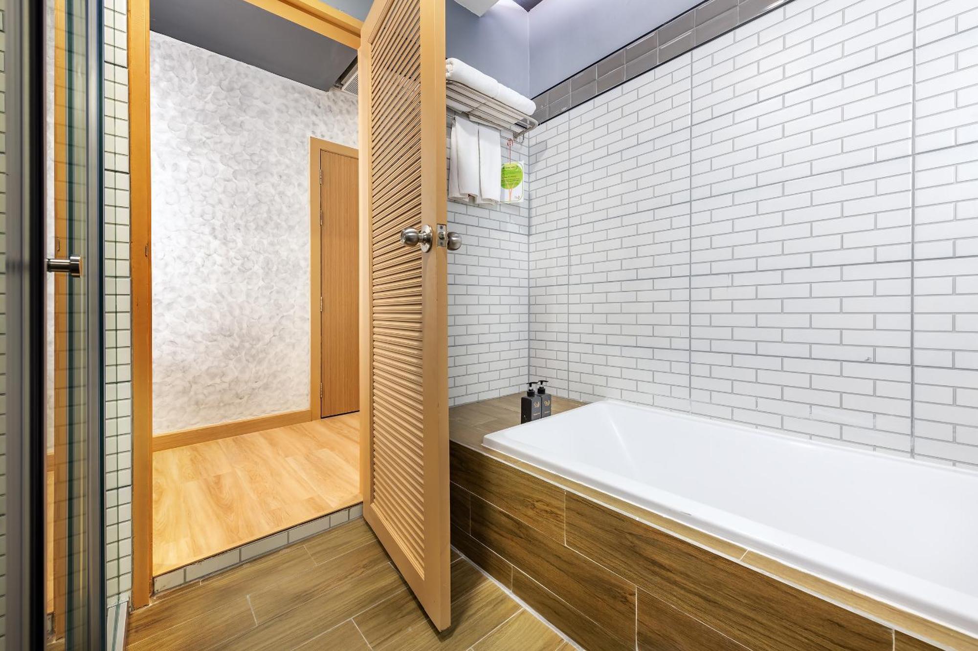 Deluxe Double Room No Window