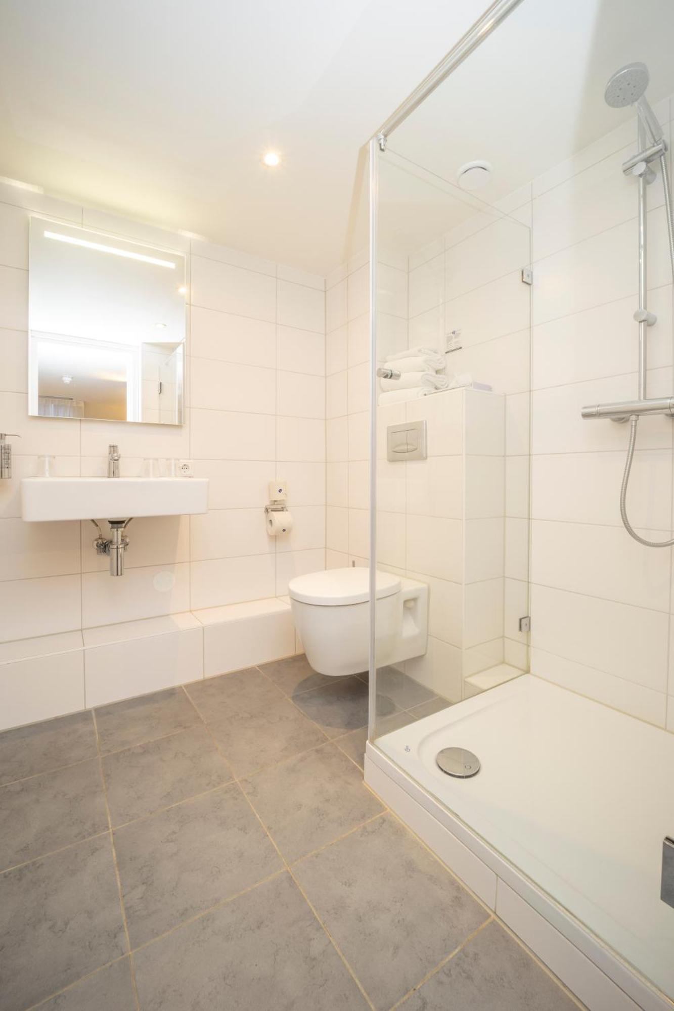 Comfort Triple Room Shower