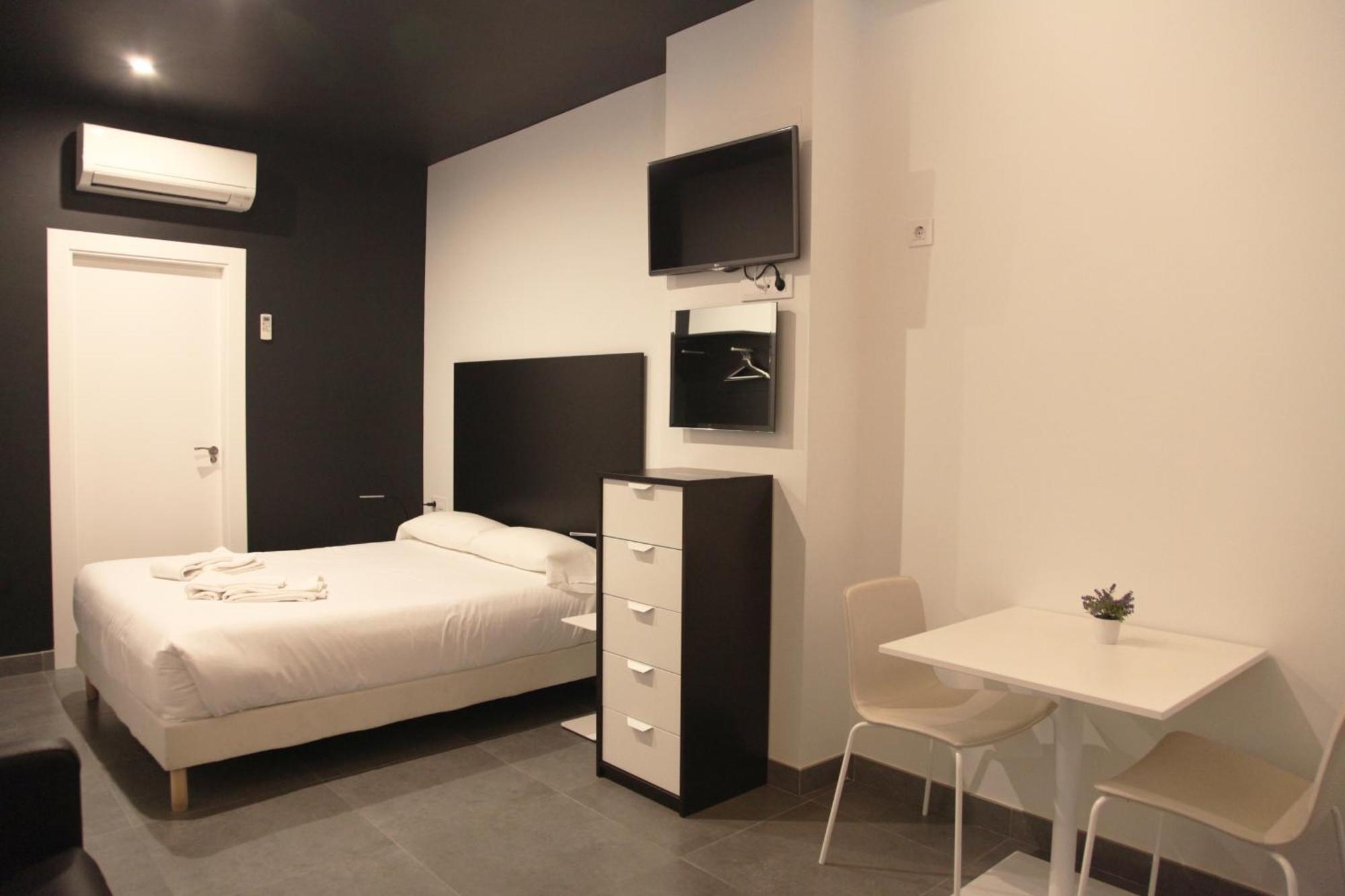 Studio (2 Adults + 2 Children),238850181:JPEG