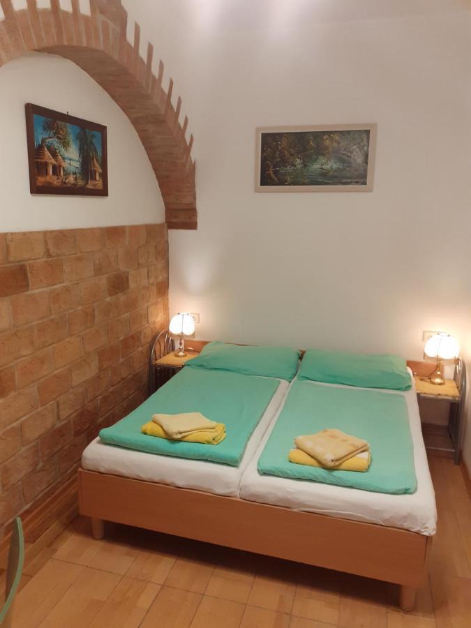Kleine Tweepersoonskamer met Gedeelde Badkamer
