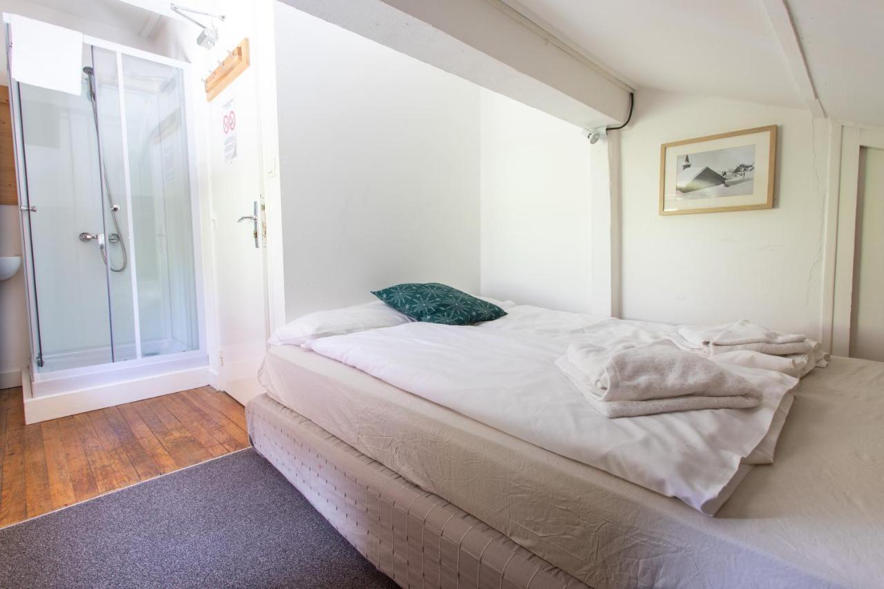 Budget "hostel" room with shared facilities - Single/Small Double
