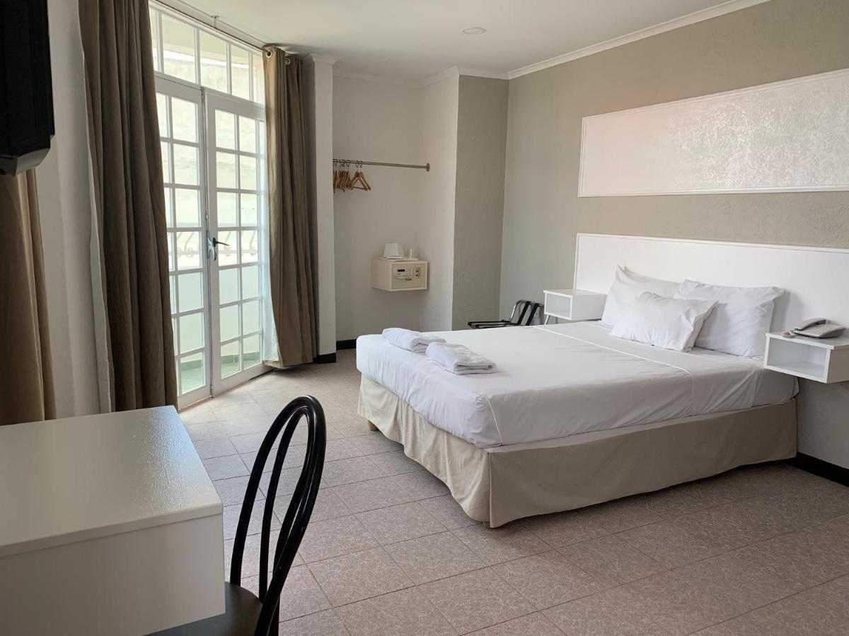 Kamer met Queensize Bed en Balkon