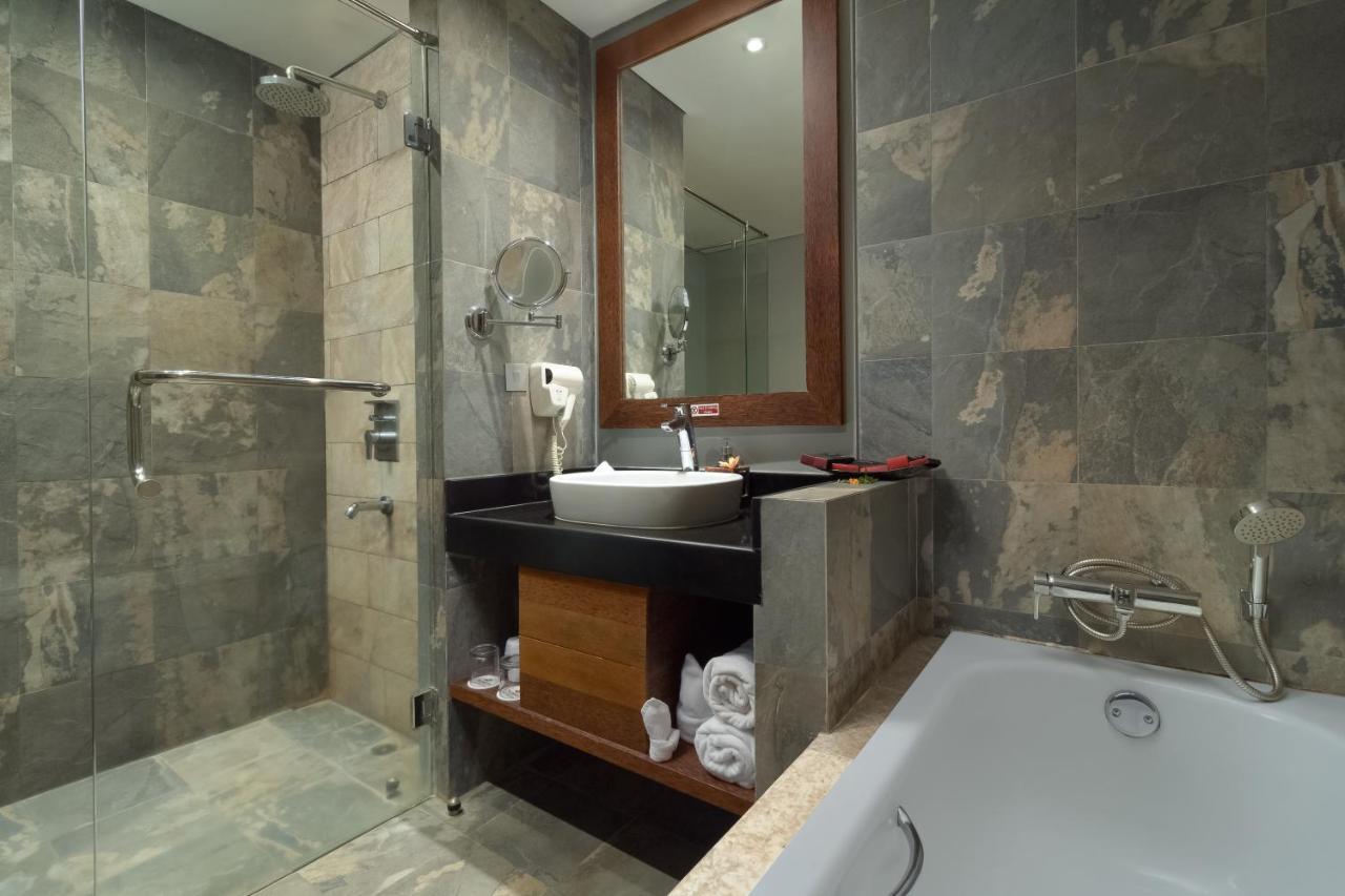 Deluxe Double Room Pool View Bath Tub Non-Smoking