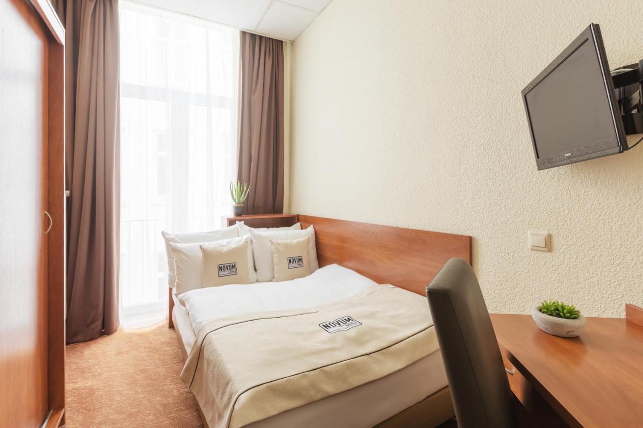 Kamer met Queensize Bed en Gedeelde Badkamer