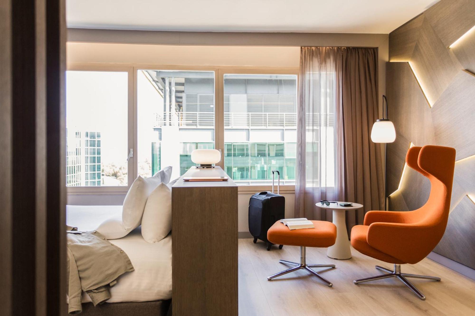 Junior Queen Suite Plaza Building