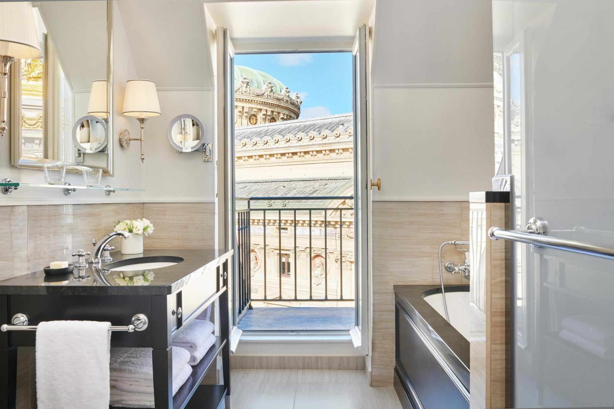 Classic Kamer met Kingsize Bed en Balkon - Uitzicht op de Opera