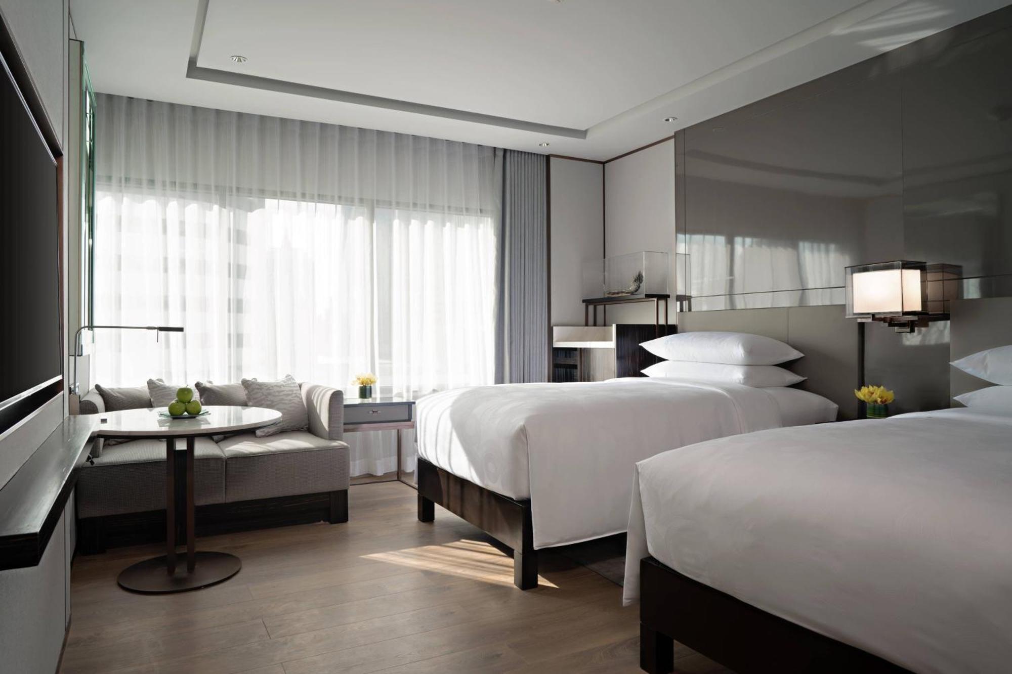 Corner Large Twin Room City View