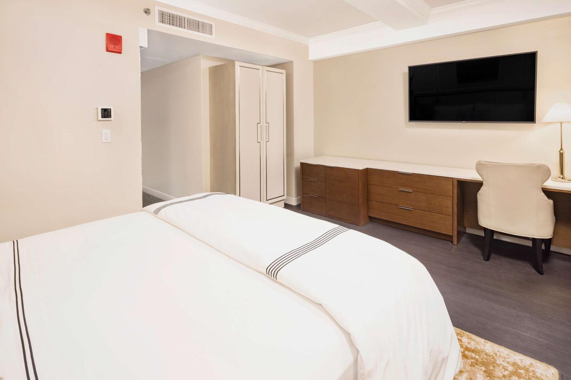Plus Studio met Kingsize Bed