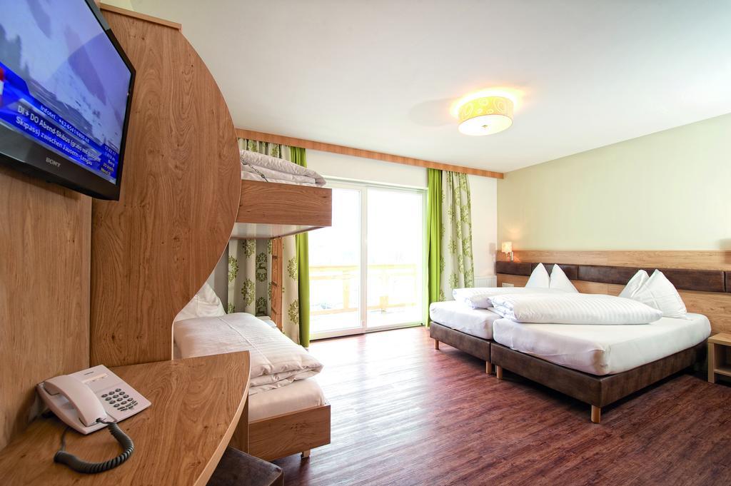 Deluxe Family Room