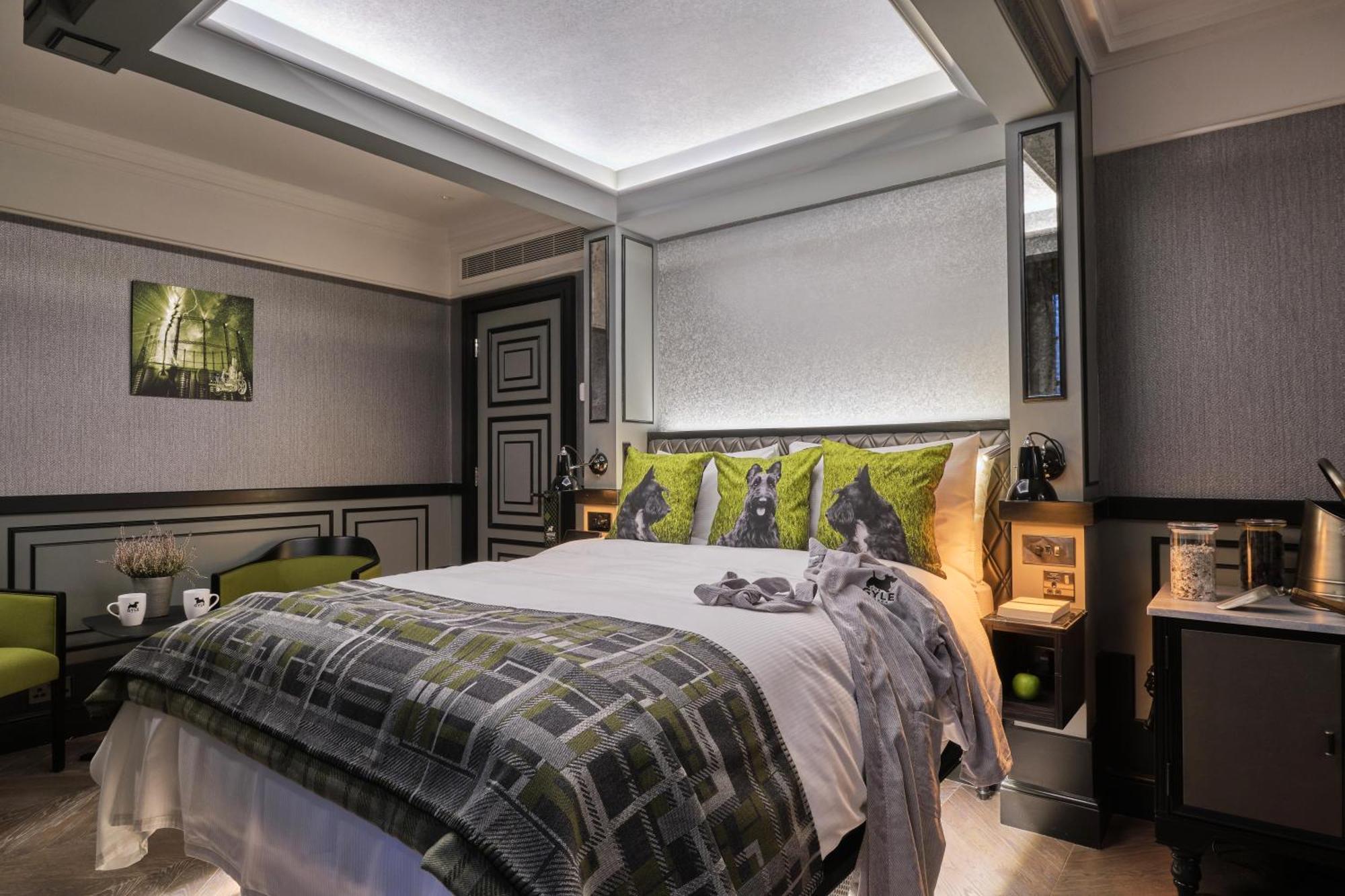 Feature met Kingsize Bed met Gewelfde Badkamer