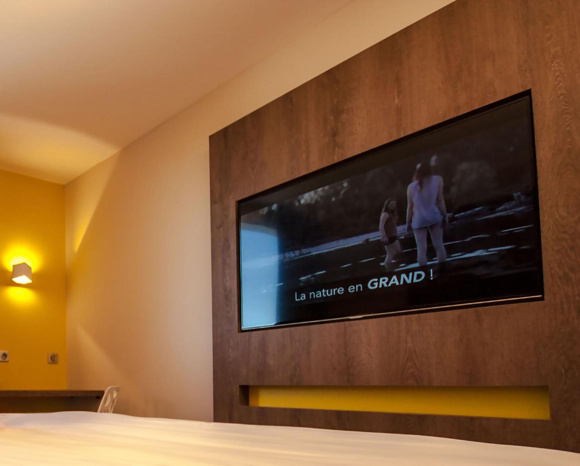 Family Room with Two Double Beds, Two Single Beds, Two Showers and Connecting Rooms - Non-Smoking