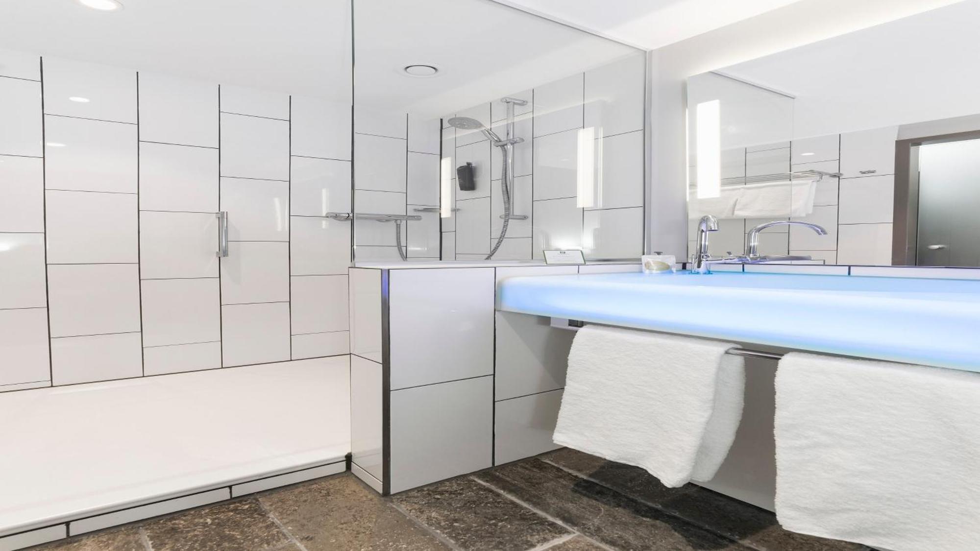 Suite met kingsize bed, slaapbank en uitzicht op de skyline